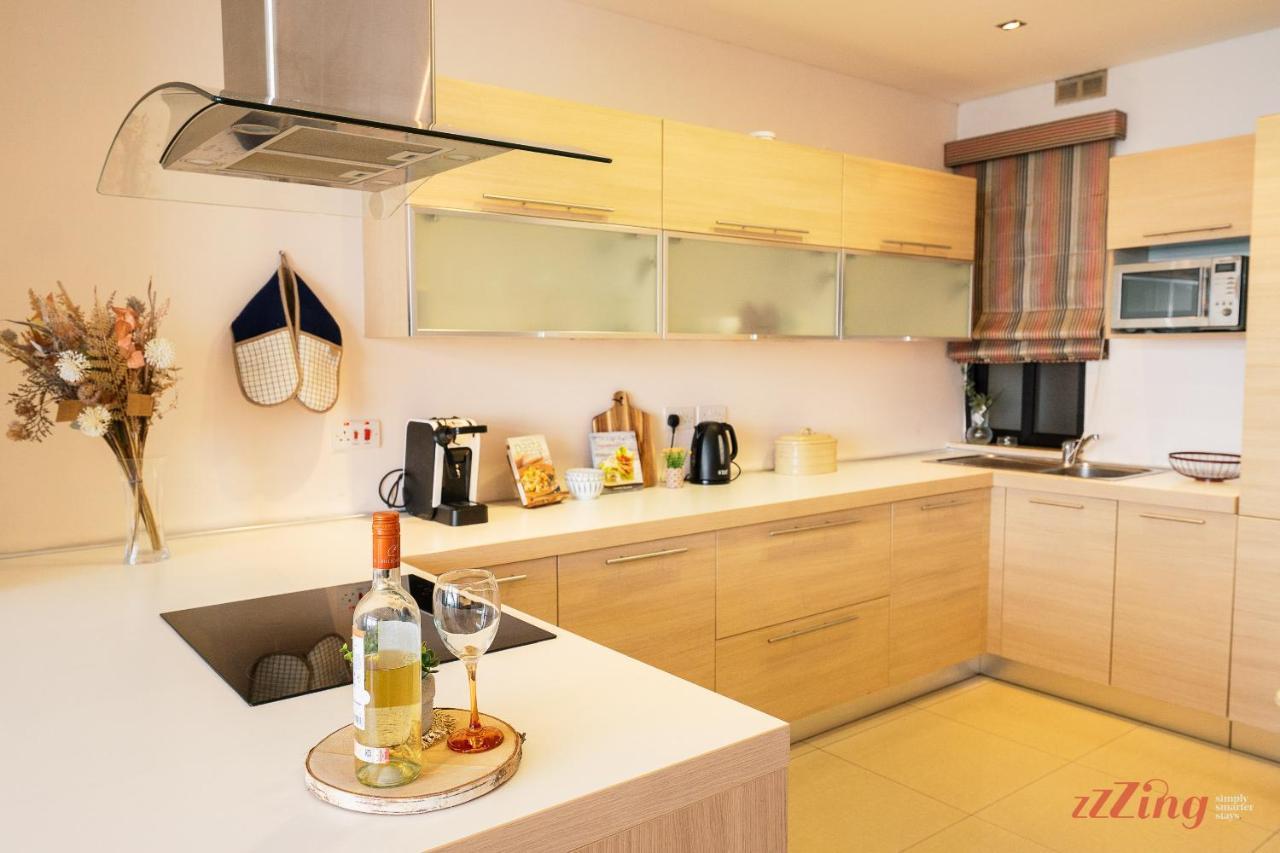 A Stylish Seaside Apartment St. Paul's Bay